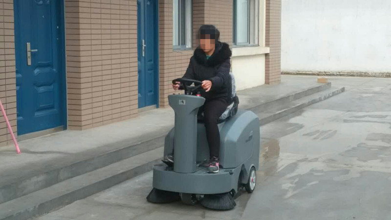 什么類型的掃地機(jī)適合大型廠房使用？